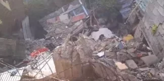 Varias familias perdieron sus viviendas tras producirse unos derrumbes en el sector Ensanche Hermanas Mirabal de La Yagüita de El Ejido, al norte de Santiago.