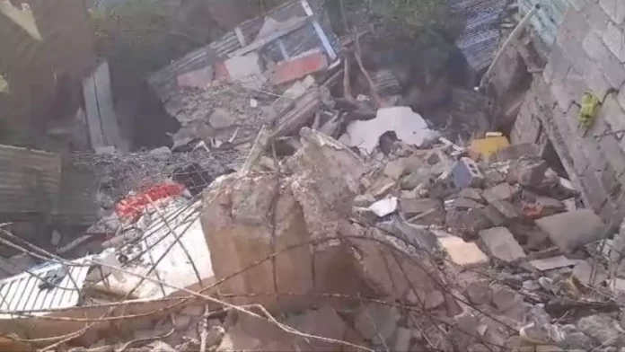Varias familias perdieron sus viviendas tras producirse unos derrumbes en el sector Ensanche Hermanas Mirabal de La Yagüita de El Ejido, al norte de Santiago.