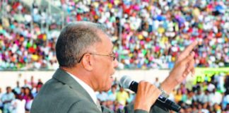 Entre cientos de personas y en presencia de la vicepresidente Raquel Peña, la comunidad evangélica celebró su tradicional encuentro La Batalla de la Fe, escenario donde su fundador, el pastor Ezequiel Molina, señaló que hay que elegir a políticos apegados a principios éticos y morales.