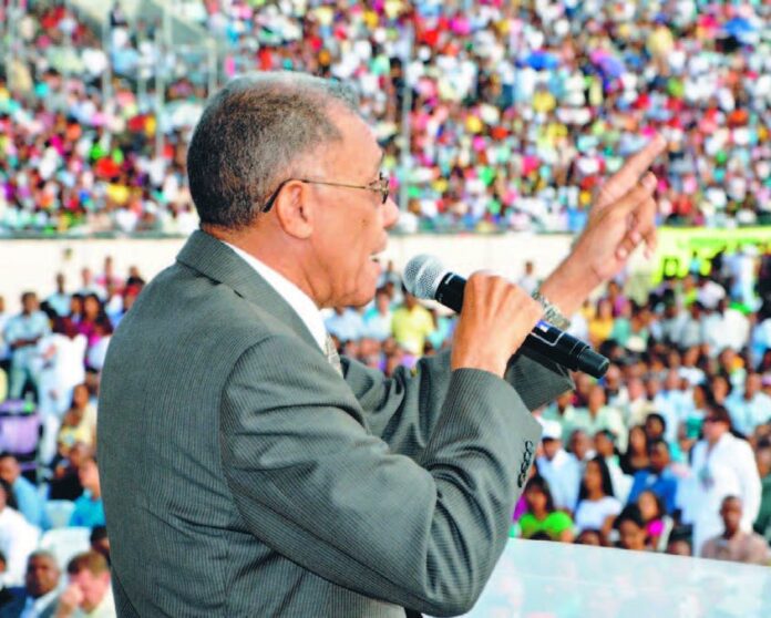 Pastor Ezequiel Molina exhorta votar por políticos con valores cristianos Entre cientos de personas y en presencia de la vicepresidente Raquel Peña, la comunidad evangélica celebró su tradicional encuentro La Batalla de la Fe, escenario donde su fundador, el pastor Ezequiel Molina, señaló que hay que elegir a políticos apegados a principios éticos y morales.