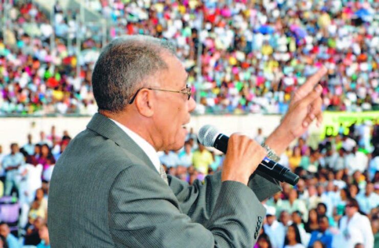 Entre cientos de personas y en presencia de la vicepresidente Raquel Peña, la comunidad evangélica celebró su tradicional encuentro La Batalla de la Fe, escenario donde su fundador, el pastor Ezequiel Molina, señaló que hay que elegir a políticos apegados a principios éticos y morales.