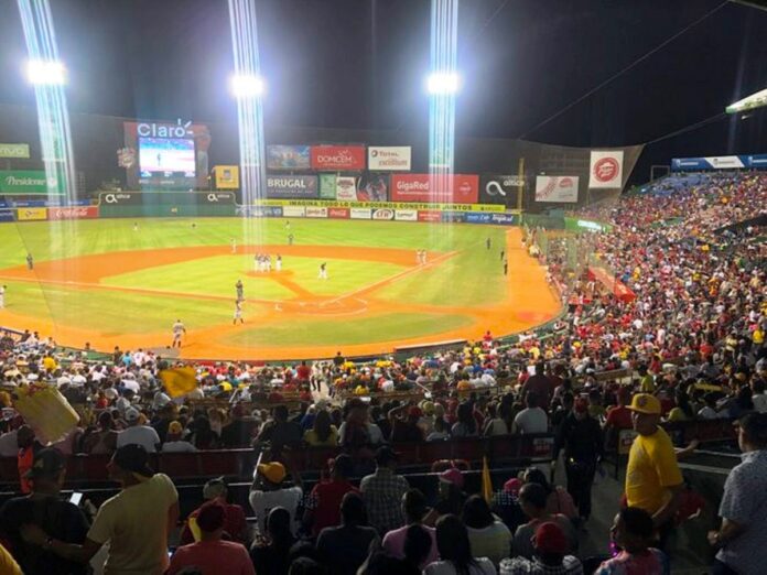 Mujeres protagonizan pelea en pleno partido entre Licey y Escogido Dos mujeres protagonizaron una fuerte pelea la noche de este martes en las gradas del Estadio Quisqueya Juan Marichal, mientras se desarrollaba el partido entre Tigres del Licey y Leones del Escogido.