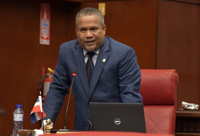 Héctor Acosta anuncia pausa en los escenarios y la política El cantante dominicano Héctor Acosta “El Torito” anunció ayer domingo una pausa momentánea de los escenarios y la política para tratar asuntos de salud que requieren de atención médica inmediata.