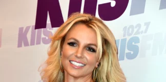Britney Spears desmiente su supuesto regreso a la música: ‘Nunca volveré a la industria’ Los fans de Britney Spears recibieron el nuevo año con ilusiones renovadas. Varios medios aseguraban que la princesa del pop había iniciado los preparativos para regresar por todo lo alto a la escena musical, reclutando a dos cantautoras de la talla de Charli CXC y Julia Michaels para que la ayudaran a escribir nuevas canciones y reinventar su estilo a fin de conquistar una vez más las listas de éxitos.