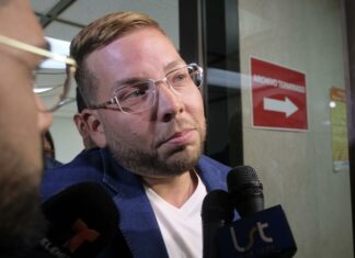 La serie especial Las Caras del Crimen pone el foco en la cruel muerte del trapero boricua, mientras una nueva pesquisa busca esclarecer el caso. El manejador artístico Vicente Saavedra y Andrea de Castro fueron citados por el Departamento de Justicia para ser entrevistados como parte de la pesquisa sobre el asesinato del trapero Kevin Fret.