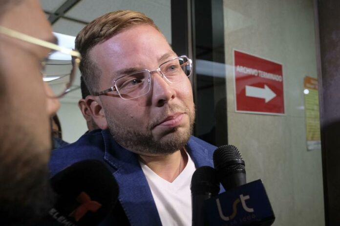 Citan a Vicente Saavedra ex manager de Ozuna por caso de Kevin Fret La serie especial Las Caras del Crimen pone el foco en la cruel muerte del trapero boricua, mientras una nueva pesquisa busca esclarecer el caso. El manejador artístico Vicente Saavedra y Andrea de Castro fueron citados por el Departamento de Justicia para ser entrevistados como parte de la pesquisa sobre el asesinato del trapero Kevin Fret.