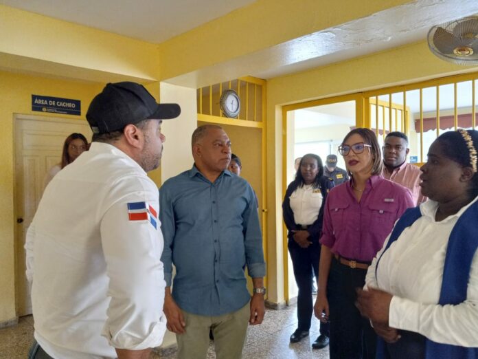 Defensor del Pueblo visita a privada de libertad en Najayo Mujeres que tiene cáncer Roberto Hernández Basilio, director general de la Dirección General de Servicios Penitenciarios y Correccionales (DGSPC), y el Defensor del Pueblo, Pablo Ulloa, visitaron ayer lunes el Centro de Corrección y Rehabilitación Najayo Mujeres, de San Cristóbal, para supervisar las condiciones de salud de la privada de libertad Dhayana Reynoso, de quien se denunció que padece de cáncer avanzado.