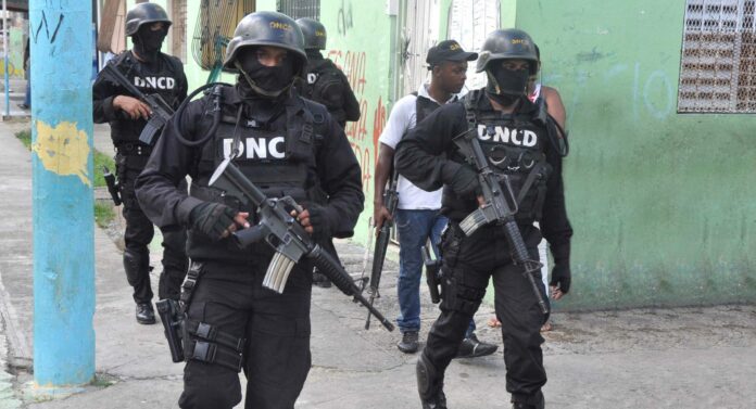 La Dirección Nacional de Control de Drogas (DNCD) intervino el sector Capotillo, del Distrito Nacional, y apresó a 17 supuestos delincuentes y ocupó más de 20 mil gramos de narcóticos, armas y 30 máquinas tragamonedas.