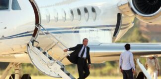 Técnicos del servicio de Inspección de Cuarentena Vegetal (AIPC) del Ministerio de Agricultura en el aeropuerto Punta Cana decomisaron un alijo de frutas y vegetales que pretendía entrar a territorio dominicano el artista español Julio Iglesias por la terminal aérea.