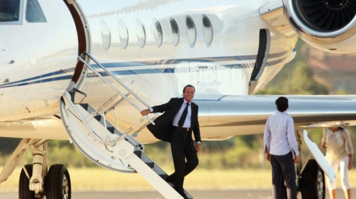 Técnicos del servicio de Inspección de Cuarentena Vegetal (AIPC) del Ministerio de Agricultura en el aeropuerto Punta Cana decomisaron un alijo de frutas y vegetales que pretendía entrar a territorio dominicano el artista español Julio Iglesias por la terminal aérea.