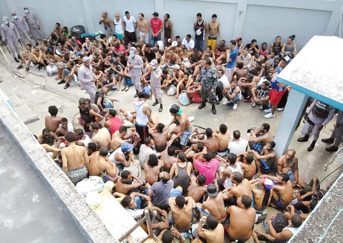 “En el país la cifra de presos ronda entre 26 mil. La cárcel de Azua está completamente poblada, La Victoria era para 1,000 personas pero en teoría hoy hay más de ocho mil, de ese porcentaje los presos bajo la prisión en proceso de revisión viene siendo de casi un 60% y por eso se debe entender que hay un congestionamiento en las cárceles que en algún momento tiene que ser un debate público”, expresó Ulloa en el programa Hoy Mismo Matinal, que se transmite por Colorvisión.