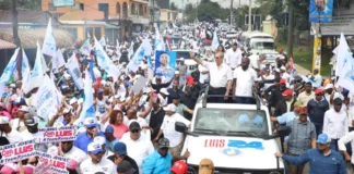 El candidato presidencial por el Partido Revolucionario Moderno (PRM), Luis Abinader, encabezó este sábado una caravana en Villa Altagracia en respaldo a los candidatos municipales de esa demarcación.
