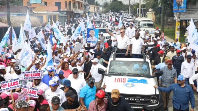 Luis Abinader encabezó este sábado caravana en Villa Altagracia El candidato presidencial por el Partido Revolucionario Moderno (PRM), Luis Abinader, encabezó este sábado una caravana en Villa Altagracia en respaldo a los candidatos municipales de esa demarcación.