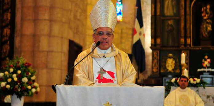 Francisco Ozoria, monseñor y arzobispo de la Arquidiócesis de Santo Domingo, pidió este domingo al país orar por los procesos electorales que se realizarán en los siguientes meses y a no elegir candidatos “delincuentes” señalados por corrupción.