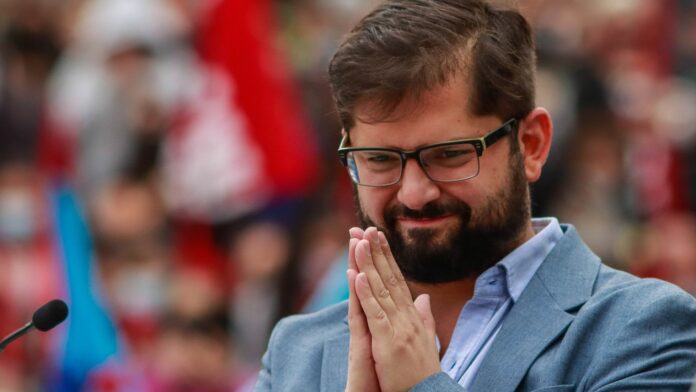 Chile y Google tenderán primer cable submarino de fibra óptica entre Asia, Oceanía y Suramérica El presidente de Chile, Gabriel Boric, anunció un acuerdo con el gigante tecnológico Google para construir el primer cable submarino transoceánico, que conectará directamente a Suramérica con Asia y Oceanía.