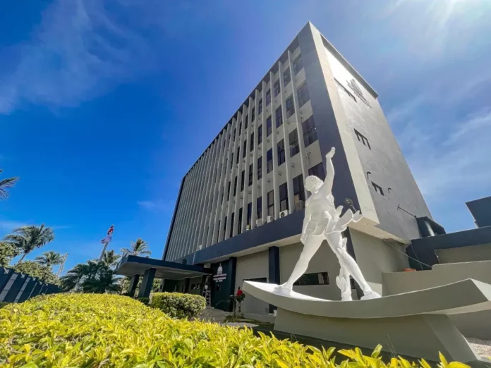 Ven como favorable decreto que crea fideicomiso público para terrenos del CEA Los presidentes de la Alianza Dominicana Contra la Corrupción (ADOCCO), Julio César de la Rosa Tiburcio, y del Consejo Dominicano de Unidad Evangélica (CODUE), pastor Feliciano Lacen, ponderaron positivamente el decreto 581-23 emitido por el presidente Luis Abinader que dispone la constitución de un fideicomiso público para salvaguardar los terrenos propiedad del Consejo Estatal del Azúcar (CEA).
