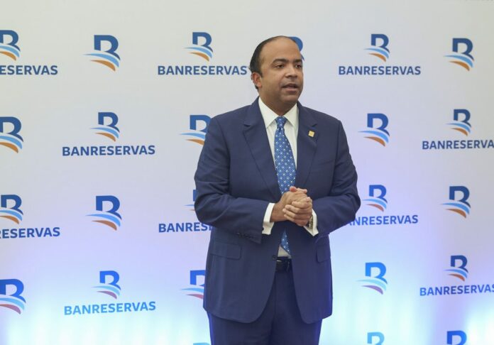 Samuel Pereyra ratifica respaldo de Banreservas a inversión turística en Fitur El administrador general del Banco de Reservas, Samuel Pereyra, ratificó el compromiso de esa institución de seguir respaldando la inversión turística en el país, con alianzas de negocios que proyecta formalizar en la Feria Internacional de Turismo -Futur 2024-, que se inaugurará este miércoles en Madrid, España.