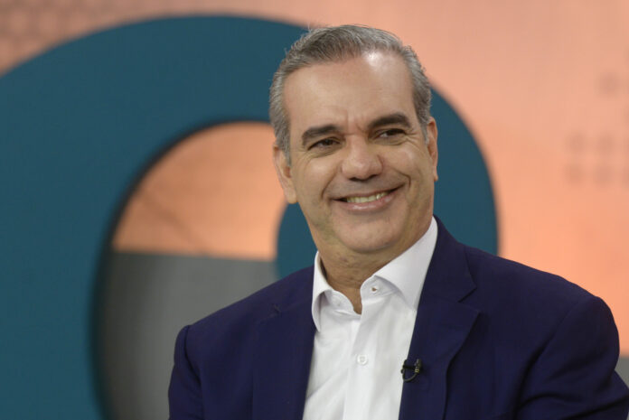 El presidente Luis Abinader dejó inaugurado al mediodía de hoy la primera fase del Puerto Cabo Rojo en Pedernales, que más temprano recibió la llegada de 2,555 turistas a bordo del barco Norwegian Pearl, de la línea Norwegian Cruise.