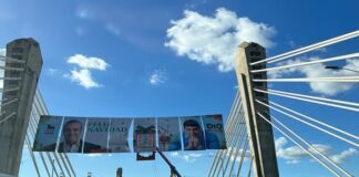 Además de causar contaminación visual, el gigante cruzacalles alusivo a la Navidad y a la promoción de candidaturas sobre el puente Juan Bosch, es violatorio a la Ley 20-2023 sobre Régimen Electoral, que prohíbe la instalación de ese tipo de propagandas en edificaciones públicas.