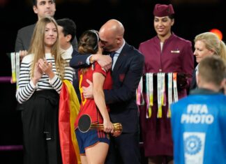 Envían a juicio a Luis Rubiales por el beso forzado a una jugadora de fútbol