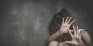La Policía Nacional, a través de la Dirección Especializada de Atención a la Mujer y Violencia Intrafamiliar (DEAMVI), arrestó a un hombre que agredió físicamente a una adolescente de 14 años y cuya acción quedó grabada en un video que posteriormente fue hecho viral en redes sociales. El hecho sucedió en el sector Licey de Villa Mella, en el municipio Santo Domingo Norte.