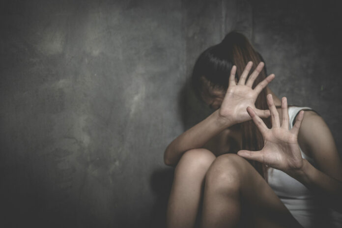 PN captura hombre que agredió físicamente a su sobrina de 14 años La Policía Nacional, a través de la Dirección Especializada de Atención a la Mujer y Violencia Intrafamiliar (DEAMVI), arrestó a un hombre que agredió físicamente a una adolescente de 14 años y cuya acción quedó grabada en un video que posteriormente fue hecho viral en redes sociales. El hecho sucedió en el sector Licey de Villa Mella, en el municipio Santo Domingo Norte.