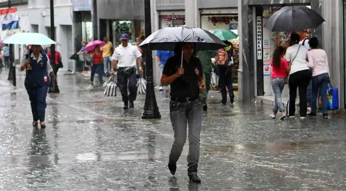 La Oficina Nacional de Meteorología informó que durante las primeras horas del día se observan nublados pasajeros, producto de los efectos de una vaguada prefrontal que se ubica al noroeste de nuestro territorio, asociado a un frente frío sobre las Bahamas, que generan lluvias aisladas y débiles sobre provincias como San Cristóbal, San José de Ocoa, Barahona y Pedernales.
