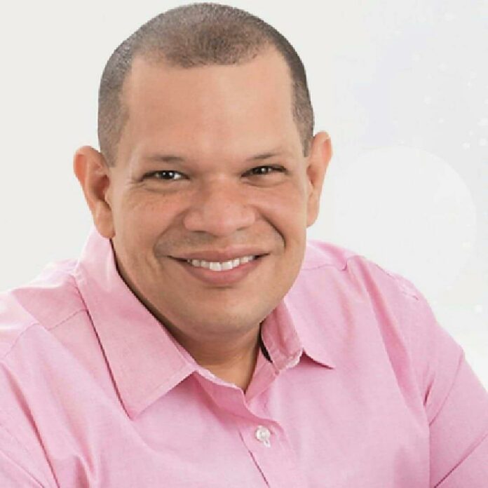 Delincuentes roban en residencia del alcalde de SDN Desaprensivos penetraron a la residencia del alcalde de Santo Domingo Norte, Carlos Guzmán y cargaron con varias de sus pertenencias personales y de su familia.