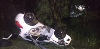 El conductor de un vehículo y sus tres acompañantes, incluyendo una niña, fallecieron en un accidente de tránsito tipo deslizamiento, ocurrido la noche de ayer martes en la Autovía del Coral, provincia La Altagracia.