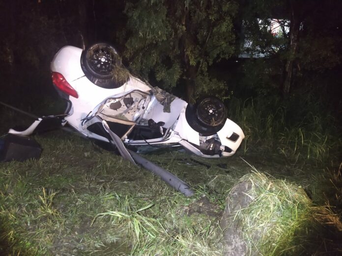 El conductor de un vehículo y sus tres acompañantes, incluyendo una niña, fallecieron en un accidente de tránsito tipo deslizamiento, ocurrido la noche de ayer martes en la Autovía del Coral, provincia La Altagracia.