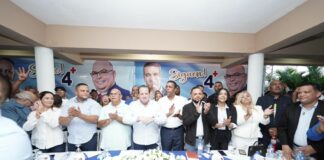 Los exprecandidatos alcalde en el municipio de Esperanza, Tobias Rodríguez, del Partido de la Liberación Dominicana (PLD) y Edward Blanco, de la Fuerza del Pueblo (FP), fueron juramentados este miércoles por el presidente del Partido Revolucionario Moderno (PRM), José Ignacio Paliza.