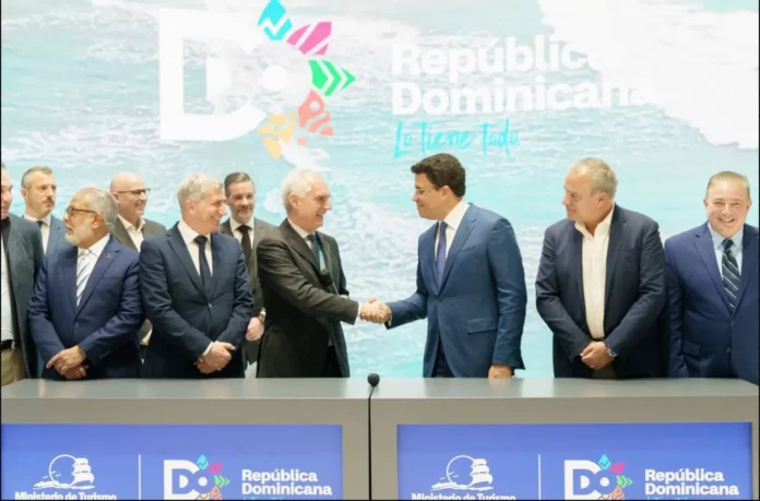 FITUR 2024: Invertirán US3,500 MM en 19 nuevos proyectos turísticos RD República Dominicana cerró su participación en FITUR 2024 con 19 nuevos proyectos turísticos que tendrán una inversión de casi 3,500 millones de dólares y aportarán más de 9 mil nuevas habitaciones hoteleras, informó el ministro de Turismo de ese país caribeño, David Collado.