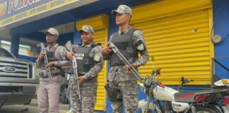 Completamente militarizado amaneció el municipio de Navarrete tras el llamado a huelga en demanda de que el presidente Luis Abinader escuche las problemáticas y los supuestos abusos que se han venido cometiendo en contra de los Parceleros de la Asociación de Villa Nueva.