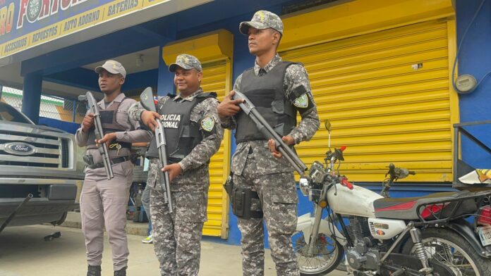 Completamente militarizado amaneció el municipio de Navarrete tras el llamado a huelga en demanda de que el presidente Luis Abinader escuche las problemáticas y los supuestos abusos que se han venido cometiendo en contra de los Parceleros de la Asociación de Villa Nueva.