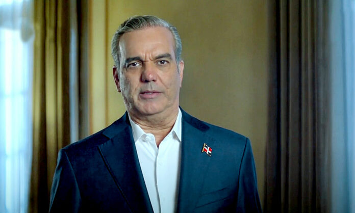 El presidente Luis Abinader anuló mediante decreto los permisos otorgados en el gobierno pasado al Aeropuerto Internacional de Bávaro (AIB), con lo que puso fin al proyecto cuya lesividad al interés nacional fue ratificada por una sentencia de la Suprema Corte de Justicia el pasado mes de diciembre.