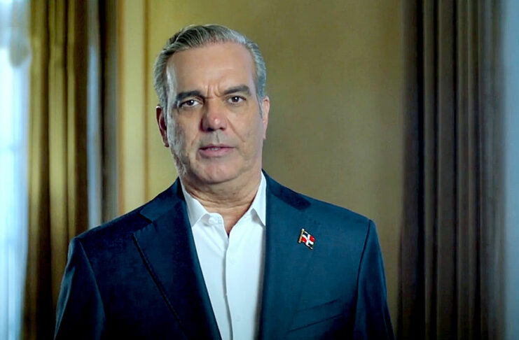 Abinader anula permisos para aeropuerto de Bávaro El presidente Luis Abinader anuló mediante decreto los permisos otorgados en el gobierno pasado al Aeropuerto Internacional de Bávaro (AIB), con lo que puso fin al proyecto cuya lesividad al interés nacional fue ratificada por una sentencia de la Suprema Corte de Justicia el pasado mes de diciembre.