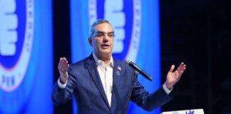 En un concurrido acto de juramentación de candidatos del Partido Revolucionario Moderno (PRM) a nivel municipal, el presidente Luis Abinader afirmó que la oposición no pasa de un 24% en las encuestas, refiriéndose a esto como los números «de la eterna juventud».
