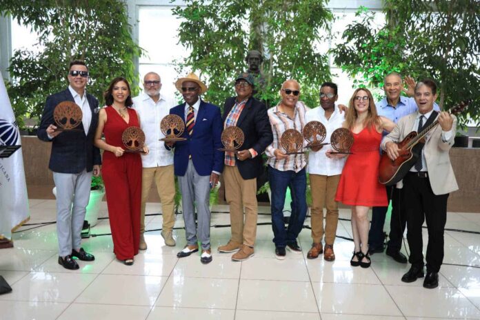 Artistas que respaldan Plan Nacional de Reforestación son reconocidos El Ministerio de Medio Ambiente y Recursos Naturales (MMARN) realizó este martes un acto de agradecimiento a reconocidos artistas que se han sumado en forma desinteresada a una iniciativa que busca motivar a la población a integrarse al Plan Nacional de Reforestación y Restauración de Ecosistemas Forestales.