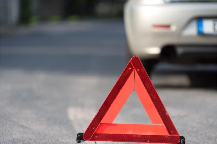 Al menos 10 personas lesionadas, cinco de las cuales fueron trasladadas a distintos centros de salud, tras el choque de dos camiones, una yipeta y un autobús de pasajeros en la autopista Joaquín Balaguer en el sector La Delgada, en la provincia de Santiago.