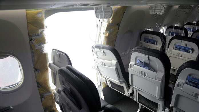 Aparece en el patio de una casa la pieza faltante del fuselaje del Boeing 737-9 MAX que se desprendió en pleno vuelo