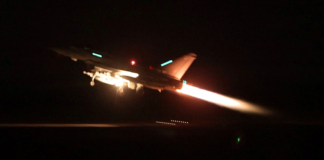 Estados Unidos y Reino Unido lanzaron en la madrugada del viernes una serie de ataques aéreos contra combatientes hutíes en Yemen. La acción es una respuesta a los ataques contra buques mercantes en el mar Rojo que los hutíes han realizado durante semanas –y que han perturbado el comercio internacional- como muestra de apoyo a Hamás en su guerra contra Israel en Gaza.