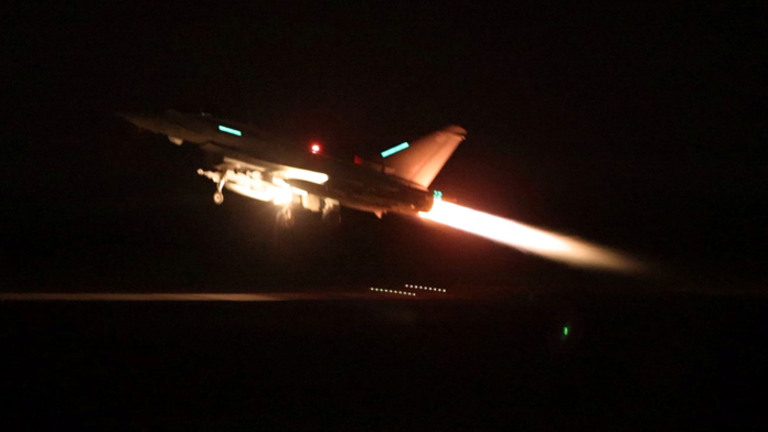 Estados Unidos y Reino Unido lanzaron en la madrugada del viernes una serie de ataques aéreos contra combatientes hutíes en Yemen. La acción es una respuesta a los ataques contra buques mercantes en el mar Rojo que los hutíes han realizado durante semanas –y que han perturbado el comercio internacional- como muestra de apoyo a Hamás en su guerra contra Israel en Gaza.