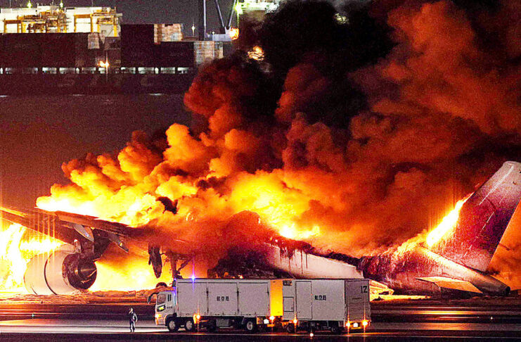 Cinco muertos tras la colisión de dos aviones en Tokio