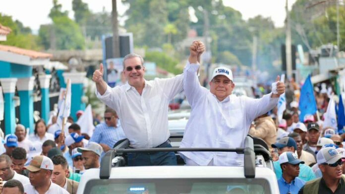 El presidente Luis Abinader, realizó un recorrido y encabezó la caravana dando apoyo a los candidatos municipales de la provincia de Azua.