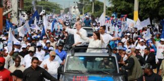 El candidato presidencial por el Partido Revolucionario Moderno (PRM), Luis Abinader, encabeza una multitudinaria caravana en Barahona en respaldo a los candidatos municipales de esa demarcación.