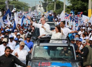 Abinader encabezó caravana junto a sus candidatos municipales en Barahona El candidato presidencial por el Partido Revolucionario Moderno (PRM), Luis Abinader, encabeza una multitudinaria caravana en Barahona en respaldo a los candidatos municipales de esa demarcación.