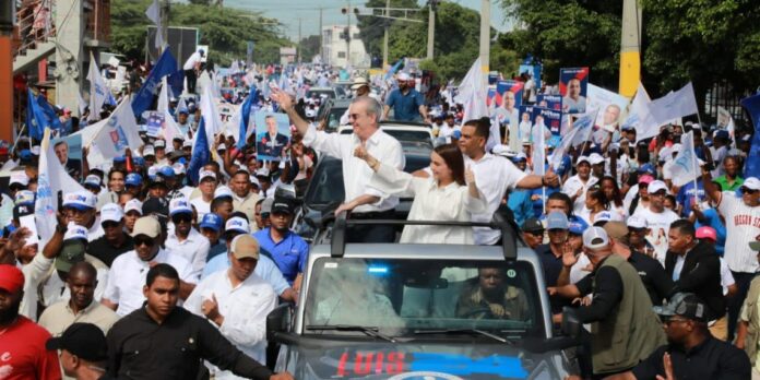 El candidato presidencial por el Partido Revolucionario Moderno (PRM), Luis Abinader, encabeza una multitudinaria caravana en Barahona en respaldo a los candidatos municipales de esa demarcación.