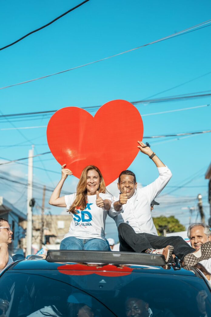 Carolina Mejía, La candidata a la alcaldía y actual alcaldesa por el Partido Revolucionario Moderno (PRM), en el Distrito Nacional, dirigió un encuentro con los moradores de los sectores Gualey, Las Cañitas, Simón Bolívar y Ensanche Espaillat en aras de reelegirse para el periodo 2024-2028.