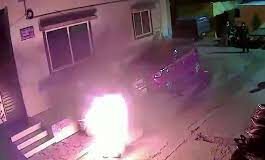 Hombre en India se prende fuego frente a la casa de su esposa