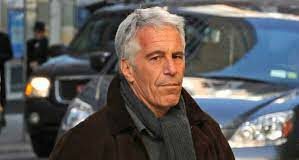 Este miércoles se hicieron públicos cientos de documentos judiciales sellados relacionados con el fallecido delincuente sexual Jeffrey Epstein. En los últimos días, el tema ha acaparado la atención mediática tanto en Estados Unidos como en el resto del mundo ante la expectativa de que contengan nombres de figuras prominentes relacionadas con el multimillonario.